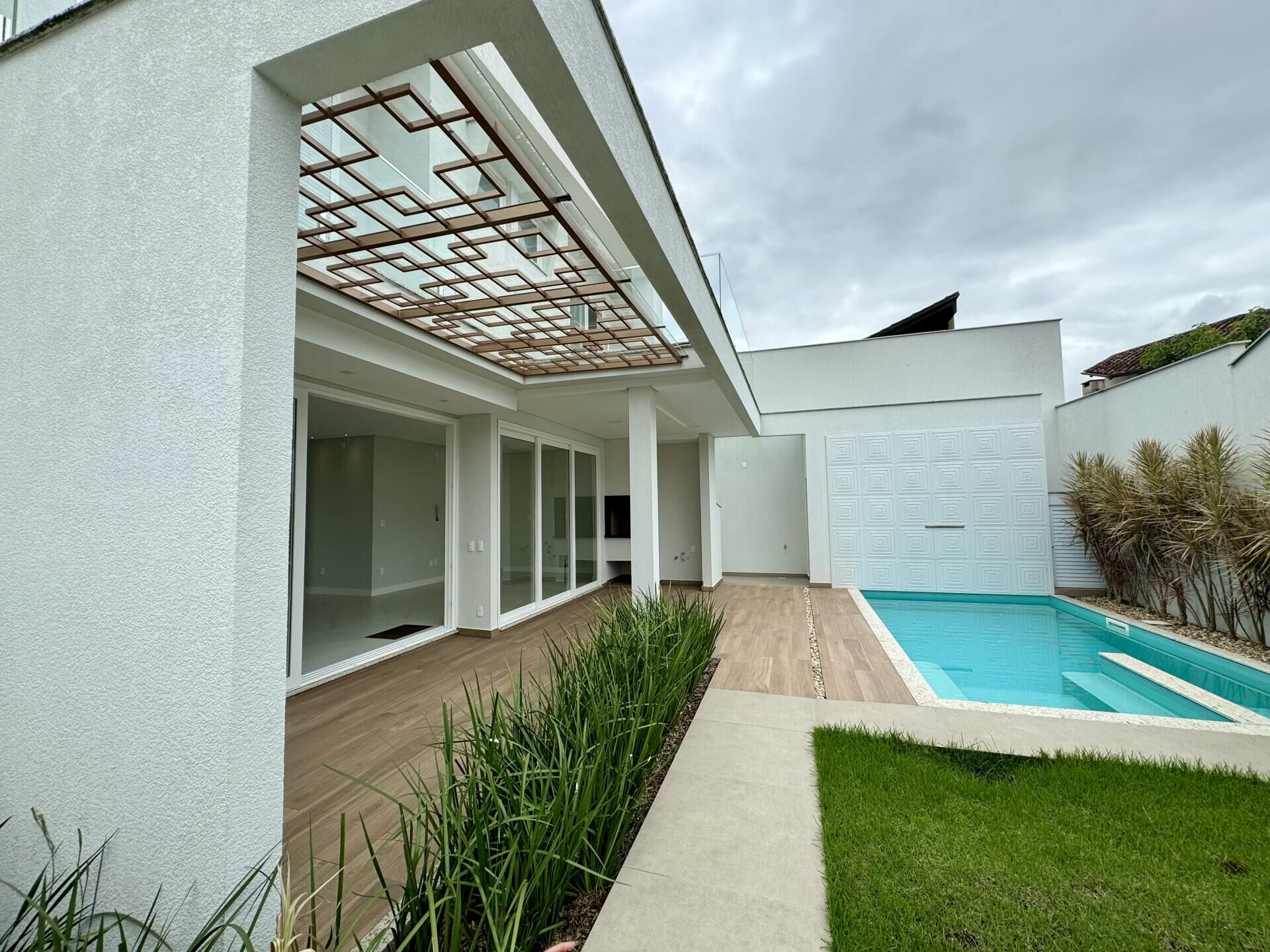 Imagem do Casa nova com 03 suítes e piscina no Champagnat no bairro Amizade